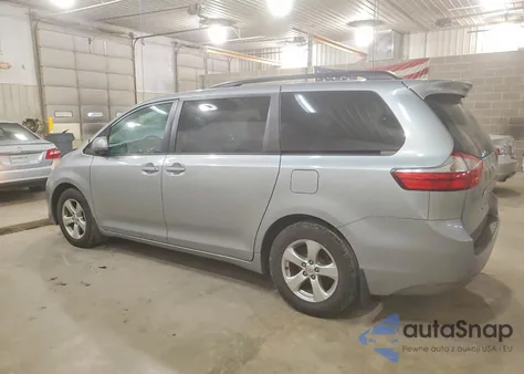 2016 Toyota Sienna Le z USA, uszkodzony, nr VIN 5TDKK3DC0GS755875